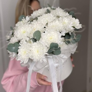 Пышная композиция облачко из стойких хризантем и эвкалипта Bloom room