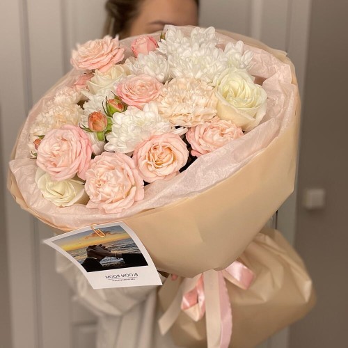 Нежный букет в дизайнерском оформлении Bloom room из кустовых хризантем, роз и диантусов