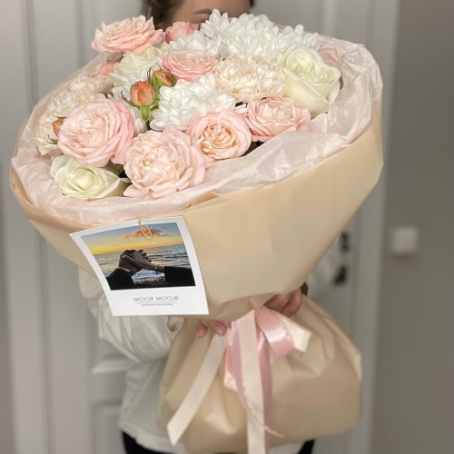 Нежный букет в дизайнерском оформлении Bloom room из кустовых хризантем, роз и диантусов