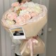 Нежный букет в дизайнерском оформлении Bloom room из кустовых хризантем, роз и диантусов