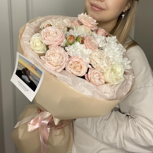 Нежный букет в дизайнерском оформлении Bloom room из кустовых хризантем, роз и диантусов