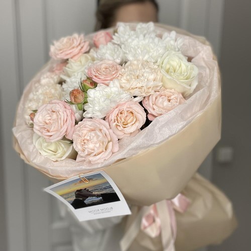 Нежный букет в дизайнерском оформлении Bloom room из кустовых хризантем, роз и диантусов