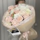 Нежный букет в дизайнерском оформлении Bloom room из кустовых хризантем, роз и диантусов