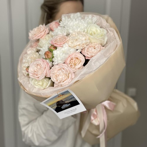 Нежный букет в дизайнерском оформлении Bloom room из кустовых хризантем, роз и диантусов