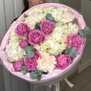 Волшебное мгновение   букет из кустовой розы, диантусов, эвкалипта и гортензии