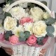 Прекрасная корзина с цветами с хризантемой, розой и эвкалиптом
