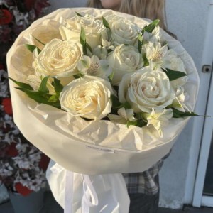 Белоснежный букет Bloom room   из белых роз и альстромерий