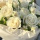 Белоснежный букет Bloom room   из белых роз и альстромерий