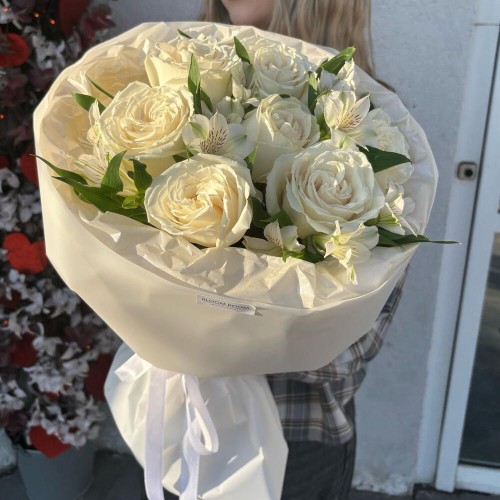Белоснежный букет Bloom room   из белых роз и альстромерий