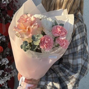 Милый комплимент Bloom room   из французской розы, хризантемы и диантусов