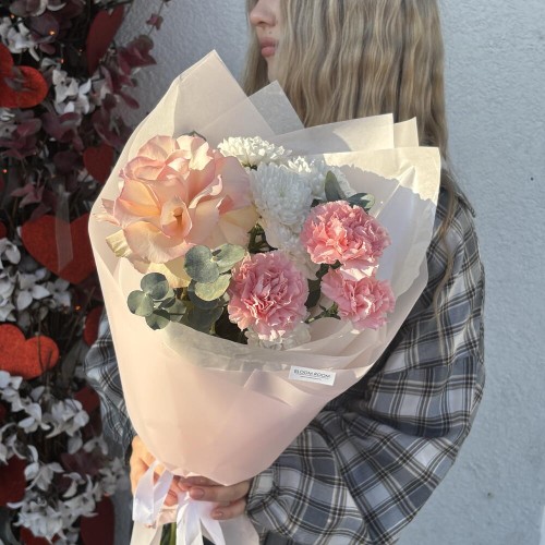 Милый комплимент Bloom room   из французской розы, хризантемы и диантусов