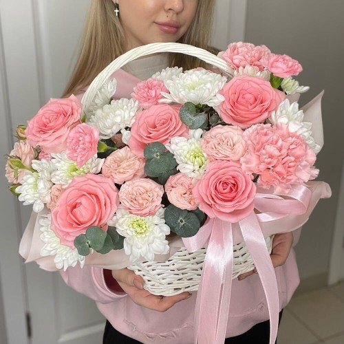 Шикарная корзина с розами, хризантемами, диантусами и эвкалиптом Bloom Room
