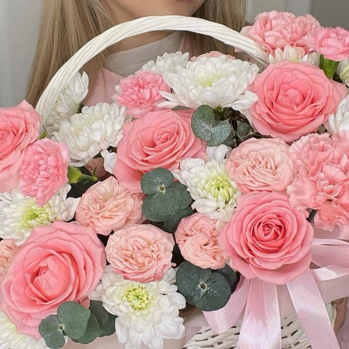 Шикарная корзина с розами, хризантемами, диантусами и эвкалиптом Bloom Room