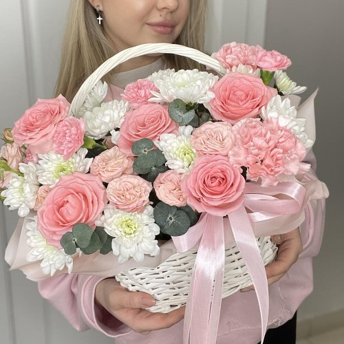 Шикарная корзина с розами, хризантемами, диантусами и эвкалиптом Bloom Room
