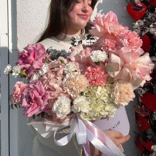 Дофаминовый букет с Французскими розами и Гортензиями «Bloom Room» доставка Екатеринбург