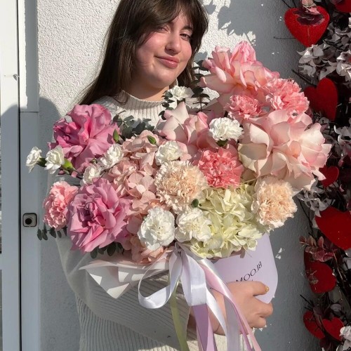 Дофаминовый букет с Французскими розами и Гортензиями «Bloom Room» доставка Екатеринбург