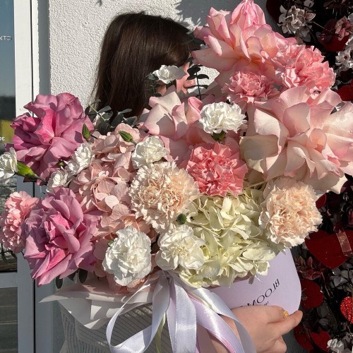 Дофаминовый букет с Французскими розами и Гортензиями «Bloom Room» доставка Екатеринбург