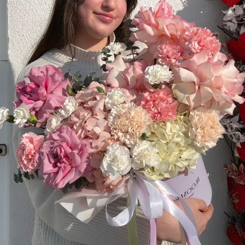 Дофаминовый букет с Французскими розами и Гортензиями «Bloom Room» доставка Екатеринбург