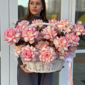 Роскошная корзина из французской розы и стафажа из картадерии + подарок от Vivienne Sabo — румяна MACARON