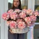 Роскошная корзина из французской розы и стафажа из картадерии + подарок от Vivienne Sabo — румяна MACARON