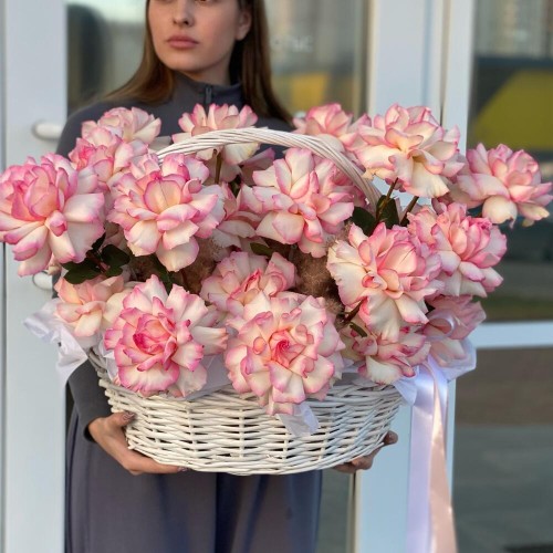 Роскошная корзина из французской розы и стафажа из картадерии + подарок от Vivienne Sabo — румяна MACARON