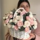 Нежная композиция в корзине с пионовидной розой, диантусом и эвкалиптом