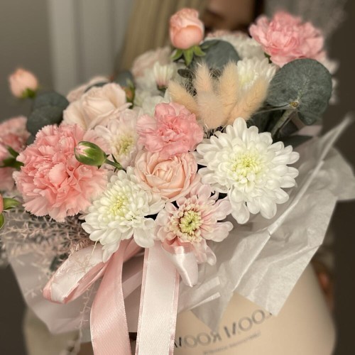 Шикарная коробка Bloom room «Счастье в руках» из роз, хризантем и диантусов