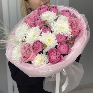 Авторский букет «Черничный джем» из пионовидных роз и хризантем