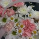 Композиция из ароматных ромашек, диантусов и роз