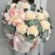 Нежные диантусы, французская роза, рамашка и эвкалипт в коробочке
