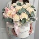Нежные диантусы, французская роза, рамашка и эвкалипт в коробочке