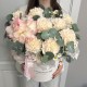 Нежные диантусы, французская роза, рамашка и эвкалипт в коробочке