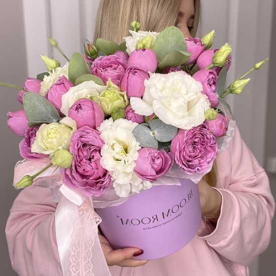Прекрасная сборная коробка  Bloom room, пионовидная кустовая роза, эустома и эвкалипт