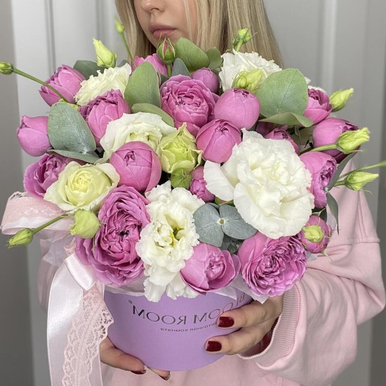 Прекрасная сборная коробка  Bloom room, пионовидная кустовая роза, эустома и эвкалипт