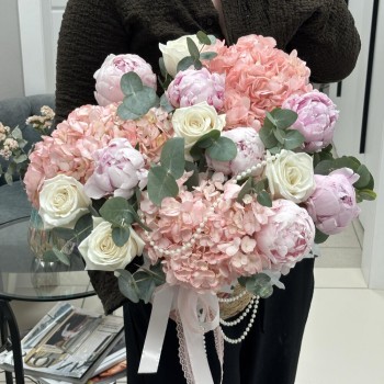 Красивый букет пионовидная кустовая роза и эвкалипт Bloom room