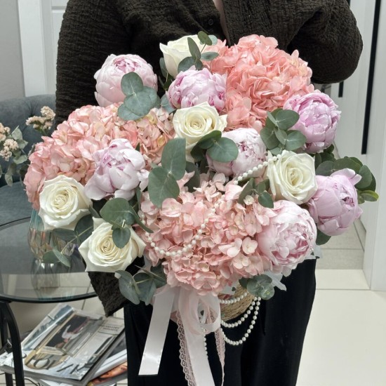Красивый букет пионовидная кустовая роза и эвкалипт Bloom room