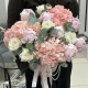 Красивый букет пионовидная кустовая роза и эвкалипт Bloom room