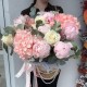 Красивый букет пионовидная кустовая роза и эвкалипт Bloom room
