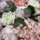 Красивый букет пионовидная кустовая роза и эвкалипт Bloom room