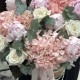 Красивый букет пионовидная кустовая роза и эвкалипт Bloom room