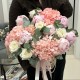 Красивый букет пионовидная кустовая роза и эвкалипт Bloom room