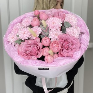 Малиновый букет Bloom room, пионовидная роза, хризантема, эвкалипт, лагурус