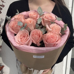 Букет из нежных роз в стильной упаковке Bloom Room