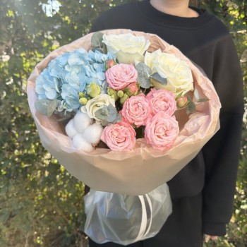 Прекрасный букет гортензия, хлопок, роза, эустома