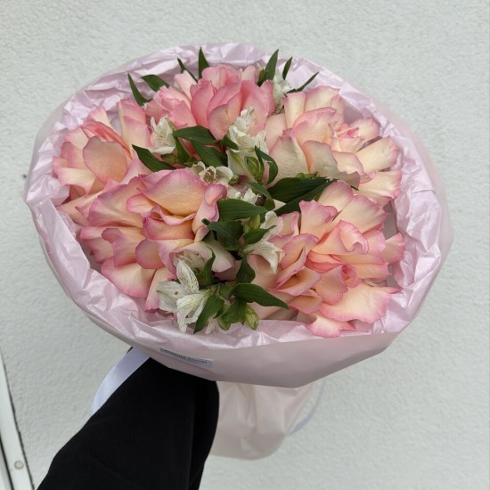 Ажурный букет французская роза и альстромерия Bloom room