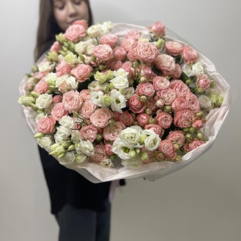 Букет «Любовь» Bloom Room из кустовой пион розы и эустомы