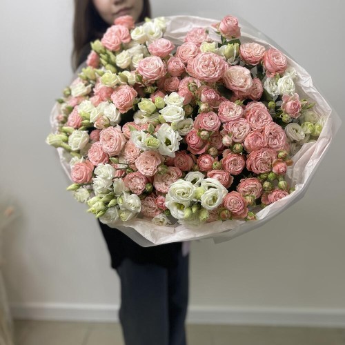 Букет «Любовь» Bloom Room из кустовой пион розы и эустомы
