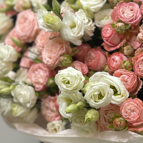 Букет «Любовь» Bloom Room из кустовой пион розы и эустомы