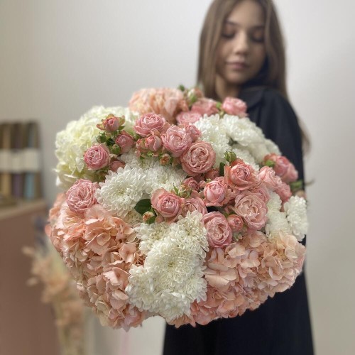 Авторская сборка для Любимой из гортензий, пион розы и кустовой хризантемы