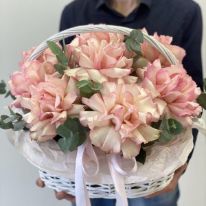 WOW корзина с французскими розами и эвкалиптом